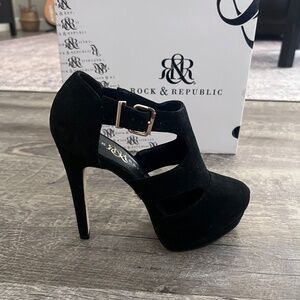 Rock & Republic Platform Pumps
